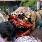 本日、浅草千束通りで縁起物「獅子舞」に会える! なんで頭を噛むのか? 本日、浅草千束通りで縁起物「獅子舞」に会える! なんで頭を噛むのか?