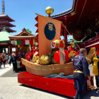 浅草寺で「宝の舞」が行なわれました。こどもの日は「宝の舞」「鯉のぼり」が楽しめる