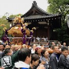 牛嶋神社「氏子各町大神輿連合宮入渡御」と国際通り「エイサーパレード」の様子